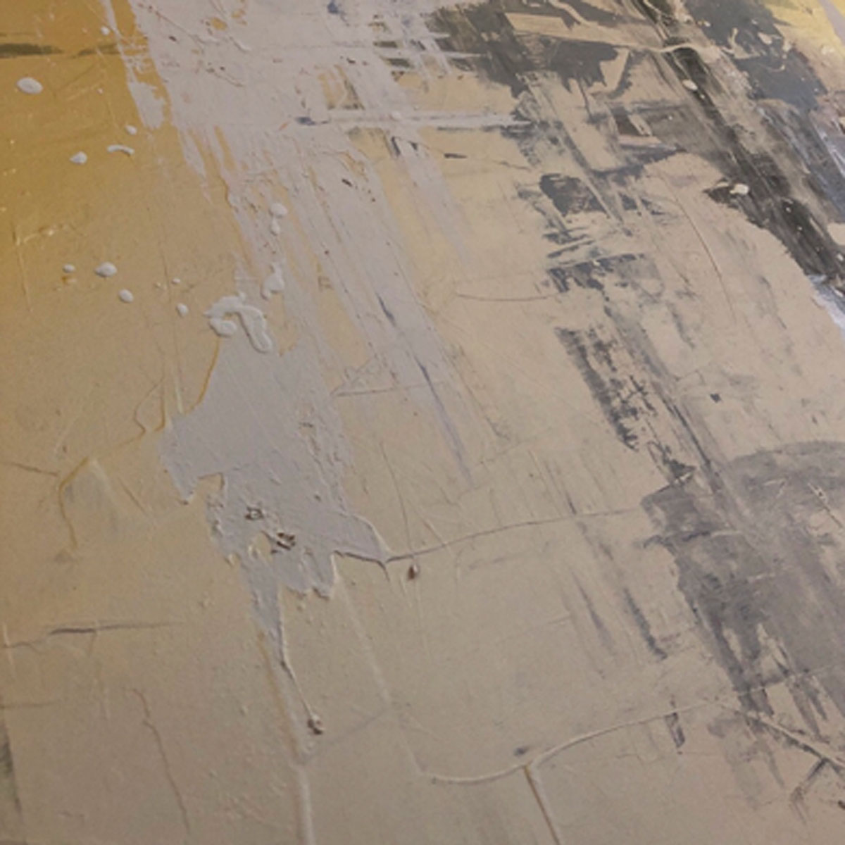 Nahmaufnahme eines Gemäldes in Beigetönen mit Goldakzenten, der Name des Kunstwerks ist Gold Dust