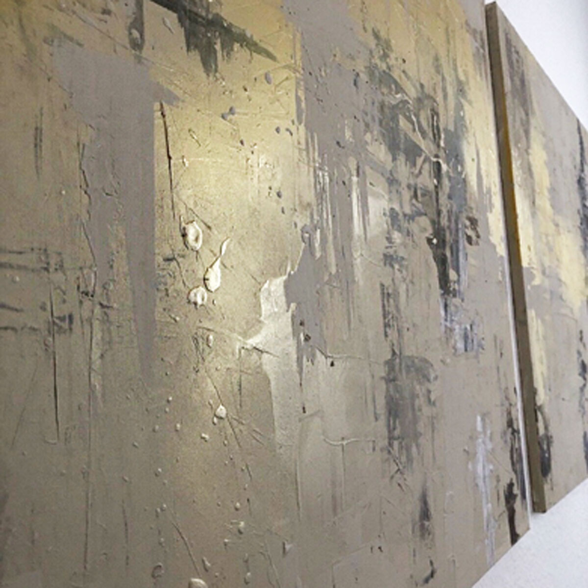 Nahmaufnahme eines Gemäldes in Beigetönen mit Goldakzenten, der Name des Kunstwerks ist Gold Dust