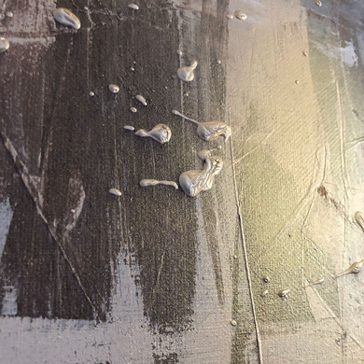 Nahmaufnahme eines Gemäldes in Beigetönen mit Goldakzenten, der Name des Kunstwerks ist Gold Dust